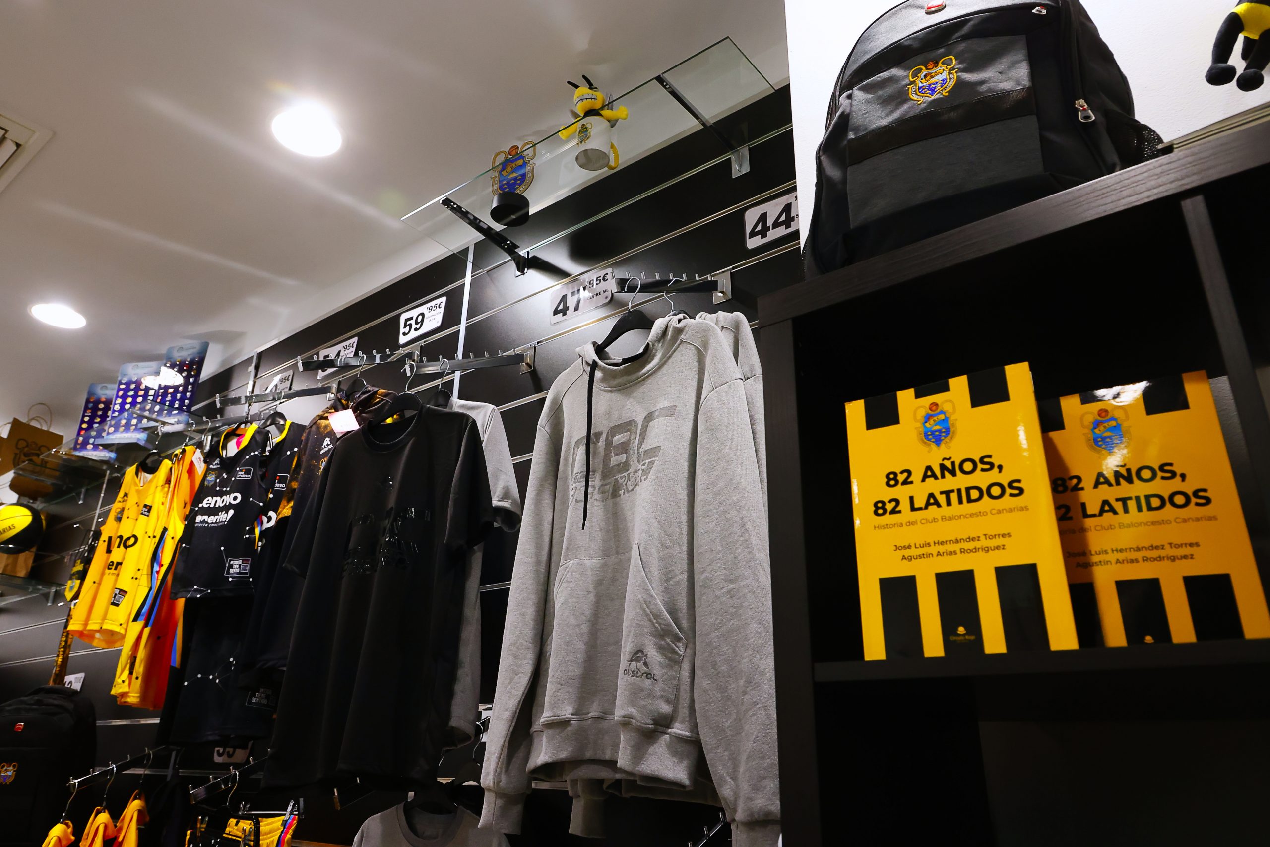 A la venta las nuevas equipaciones en la tienda oficial del club - Club  Baloncesto Gran Canaria