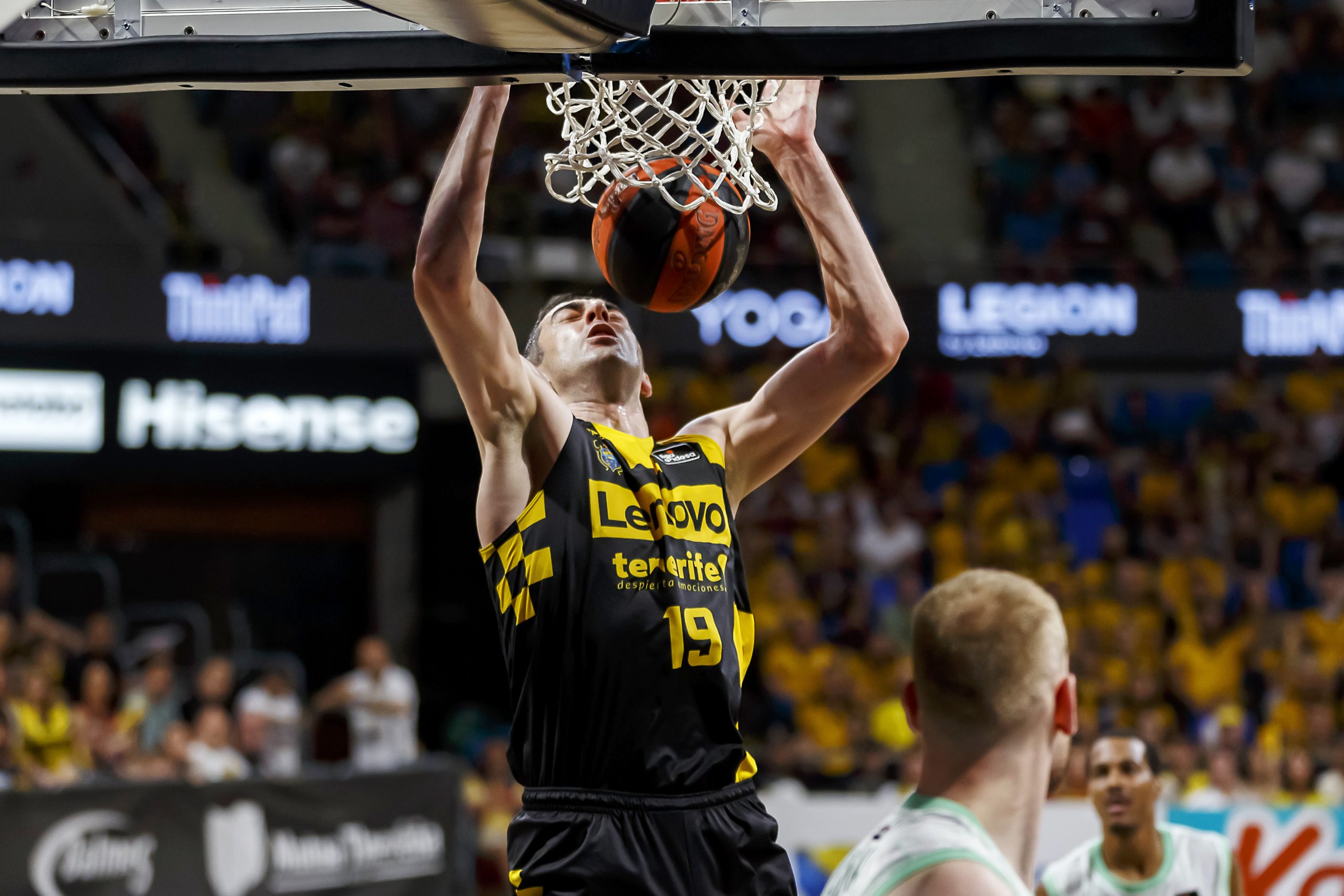 El Lenovo Tenerife supera al Surne Bilbao Basket, tras una enorme segunda mitad